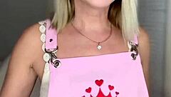 Waxing specialist Sugarnadya’s erotic assistant experience with a sex doll