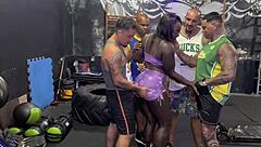 A Gostosa Da Fernanda Chocolate Deu A Buceta E O Cuzinho Dentro Da Academia Para 4 Machos Pirocudos E Levou Leitada Na Cara