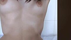 Caliente hermanastra con tetas pequeñas es follada por una gran verga!