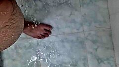 Deixando a rola bem limpa para voce mamar 😏