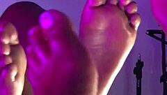 Lindos pés fofos e masturbação com vibrador na bucetinha preta