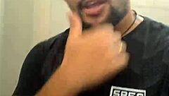 estava chupando a rola do casado no mictório e o funcionário da limpeza flagrou