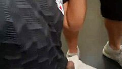 estava chupando a rola do casado no mictório e o funcionário da limpeza flagrou