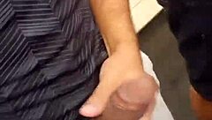 estava chupando a rola do casado no mictório e o funcionário da limpeza flagrou