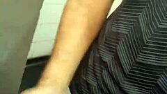 estava chupando a rola do casado no mictório e o funcionário da limpeza flagrou