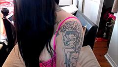 shemale beauty plugs her asshole with toys on webcam