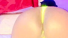 Big booty beauty twerks for her neighbors