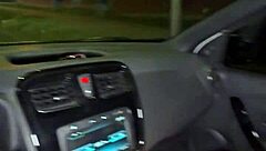 desconocido se folla a joven colombiana después de la disco sexo en auto público