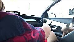 mamandole la verga al novio de mi mejor amiga en el automóvil with cumshot swallow