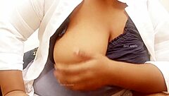 Asian Big Boobs Aunty With Sexy Tits