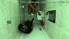 foi no banheiro da amiga mijar acabou batendo uma esqueceu de trancar a porta amigo entrou e meteu a rola nela