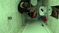 foi no banheiro da amiga mijar acabou batendo uma esqueceu de trancar a porta amigo entrou e meteu a rola nela