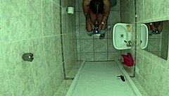 foi no banheiro da amiga mijar acabou batendo uma esqueceu de trancar a porta amigo entrou e meteu a rola nela