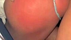 quando o marido entrega sua linda esposa ruiva a dois negros dotados no terreno abandonado