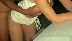 quando o marido entrega sua linda esposa ruiva a dois negros dotados no terreno abandonado