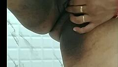 Sonam in a striptease, a sexy Indian MILF who reveals her charms