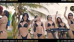 Kneeling in 4 and fingering each other, these latina lesbians are so hot 😍