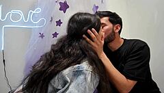 Cogiendo a mi novia en falda con grandes nalgas hermosa latina