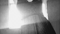 a vizinha dançando na janela enquanto o corno sai