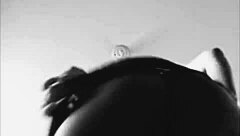 a vizinha dançando na janela enquanto o corno sai