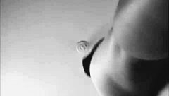 a vizinha dançando na janela enquanto o corno sai