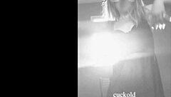 a vizinha dançando na janela enquanto o corno sai