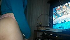 Gamer girl shows big tits and ass while playing