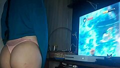 Gamer girl shows big tits and ass while playing