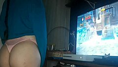 Gamer girl shows big tits and ass while playing