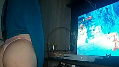 Gamer girl shows big tits and ass while playing
