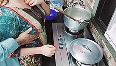 इंडियन वाइफ खाना बनाते हुए, ककॉल्ड हसबैंड उसकी पिछली डोर को जोर से ड्रिल करता है