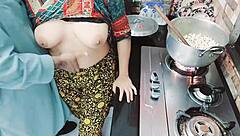 इंडियन वाइफ खाना बनाते हुए, ककॉल्ड हसबैंड उसकी पिछली डोर को जोर से ड्रिल करता है