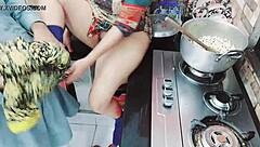 इंडियन वाइफ खाना बनाते हुए, ककॉल्ड हसबैंड उसकी पिछली डोर को जोर से ड्रिल करता है