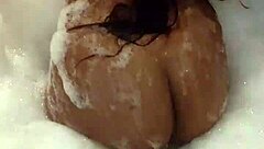 mira que rico lo muevo en el jacuzzi ven papi vamos a divertirnos