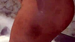 mira que rico lo muevo en el jacuzzi ven papi vamos a divertirnos