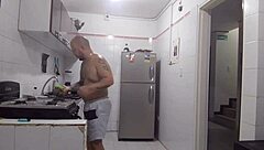 hoy voy a sorprender a mi esposa organizando la casa para follar rico