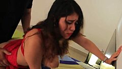 Solicito un servicio y encuentro a mi HERMANASTRA como PUTA en público.