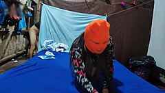 Madrastra folla con hijastro en cama