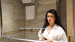 Amateur brunette tramp orgasms in shaved pussy solo bath video