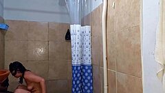 marido encontra gostosa no banho e fode ela