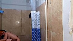 marido encontra gostosa no banho e fode ela