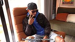 O motorista me provoca até eu cair de boca no pau dele no carro