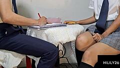 यूनिफॉर्म में टीन मस्तरबेट करती है, उम्मीद है कि वह नोटिस करे और रफली फक करे