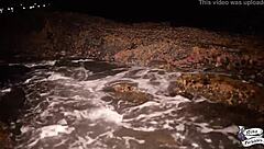 Novinha squirts while masturbating on the beach!