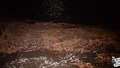 Novinha squirts while masturbating on the beach!