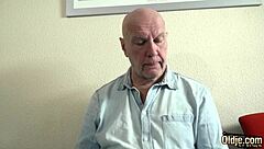 sexy nurse blowing grandpa in hospital 😏