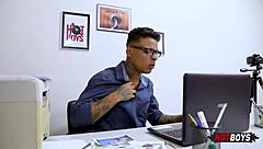 Novinho pirocudo fodendo o chefe!