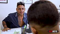 Novinho pirocudo fodendo o chefe!