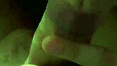 gozei na cara da puta enquanto ela geme de prazer