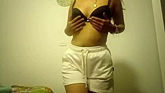 Latina ninfomana explores public pleasure with her friends